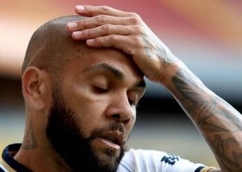 Imagens de câmeras de boate espanhola revelam que Daniel Alves ficou 15 minutos trancado no banheiro com a mulher que o acusa de agressão sexual