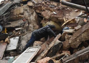 Terremoto de magnitude 7,8 deixa mais de 1,6 mil mortos na Turquia e na Síria