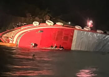 Mais de 40 pessoas são resgatadas de naufrágio na orla de Manaus