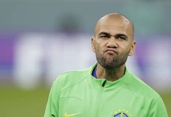 Daniel Alves alega ter raízes na Espanha, mas continua preso após Justiça negar 3º recurso